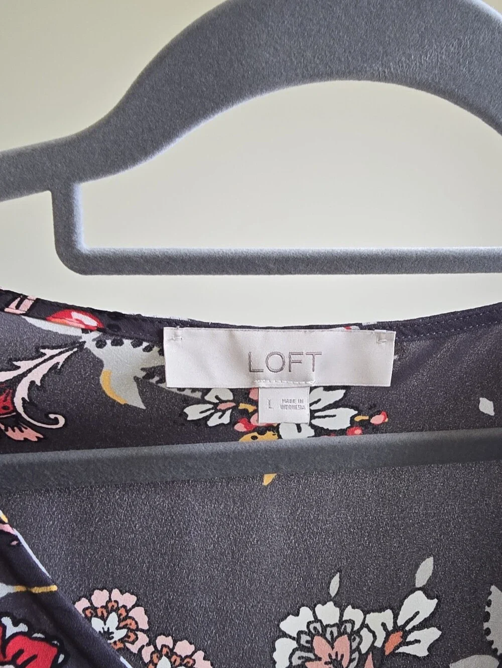LOFT Dark Gray Floral Ruffle Sleeve Blouse Size L - Picture 5 of 5